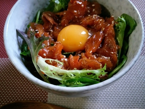 スモークサーモンで簡単!ユッケ丼